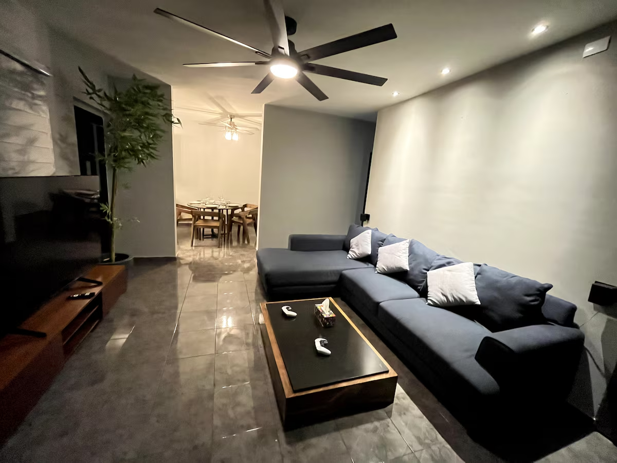 Sala moderna y espaciosa de departamento amueblado Depas Zenzen MTY Monterrey